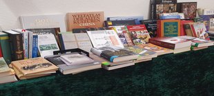 Bücher auf Tisch gestapelt