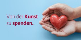 zwei Hände halten ein Herz aus Holz. Zu lesen ist Von der Kunst zu spenden.