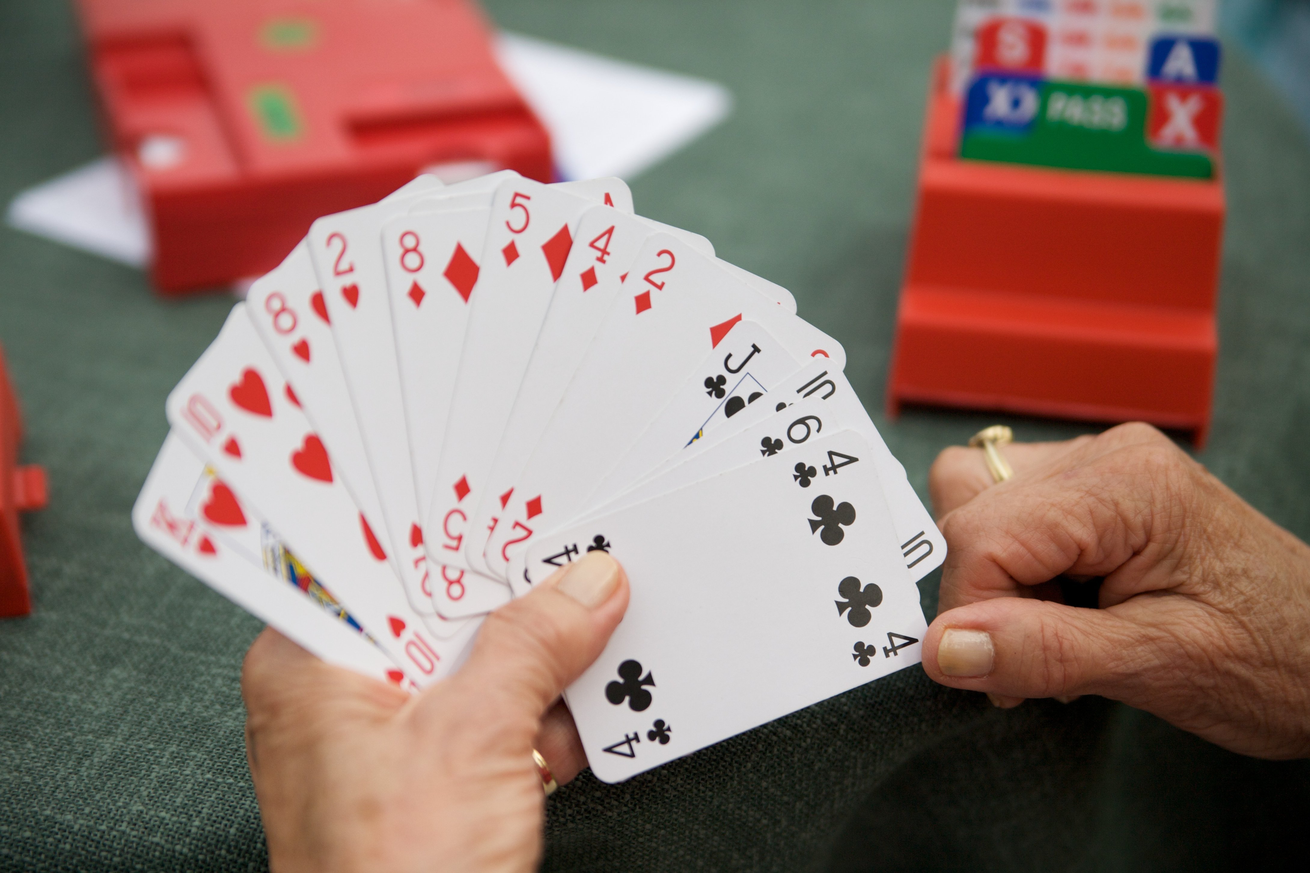 Augustinum Seniorenresidenz Essen Kartenspiel Ältere Hände halten Bridge-Karten bei einem Spiel
