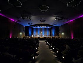 Augustinum Stuttgart-Sillenbuch Zaubershow Zauberer auf der Bühne