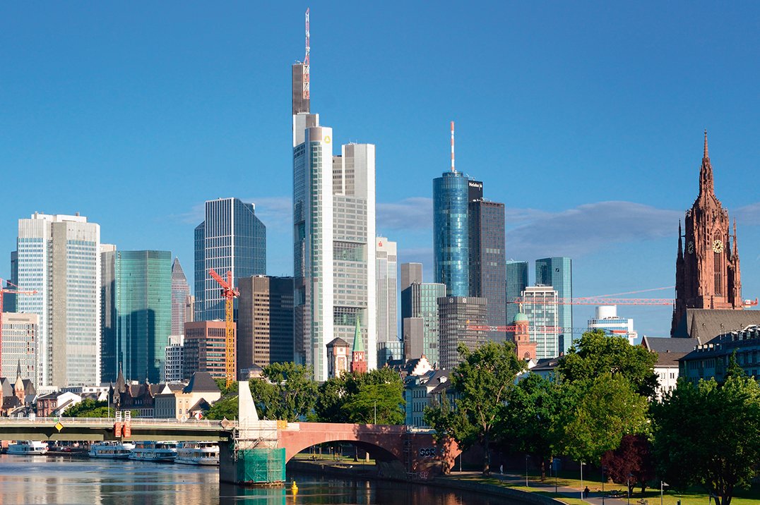 Auf der anderen Seite ist die Metropole Frankfurt nur 20 S-Bahn-Minuten entfernt. Frankfurter Skyline