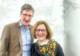 Augustinum Magazin Petra Hellenthal Der Vorsitzende der Augustinum Konzerngeschäftsführung, Joachim Gengenbach, und die Geschäftsführung der Augustinum Seniorenresidenzen, Petra Hellenthal
