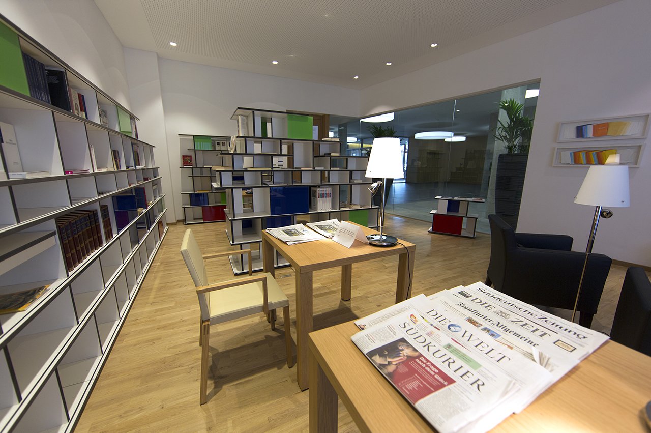 Verschiedene Tageszeitungen und Tausende von Büchern warten in der Hausbibliothek auf ihre Leser*innen. Verschiedene Tageszeitungen und Tausende von Büchern warten in der Hausbibliothek auf ihre Leser*innen.