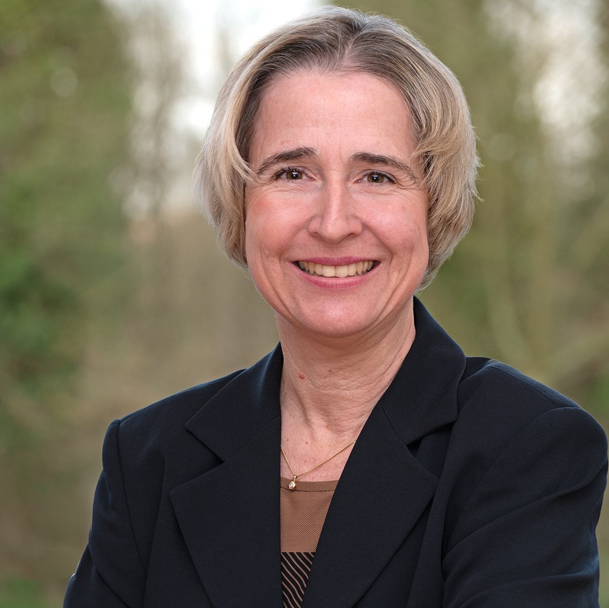 Porträtaufnahme der Direktorin Astrid Fischer 