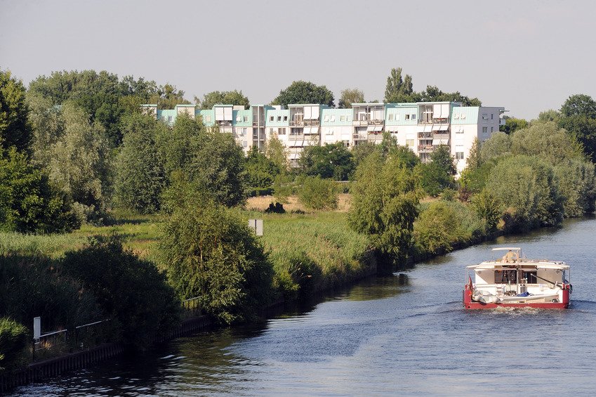 Der Teltowkanal zwischen Berlin und Potsdam führt direkt am Augustinum Kleinmachnow vorbei. Der Teltowkanal zwischen Berlin und Potsdam führt direkt am Augustinum Kleinmachnow vorbei.