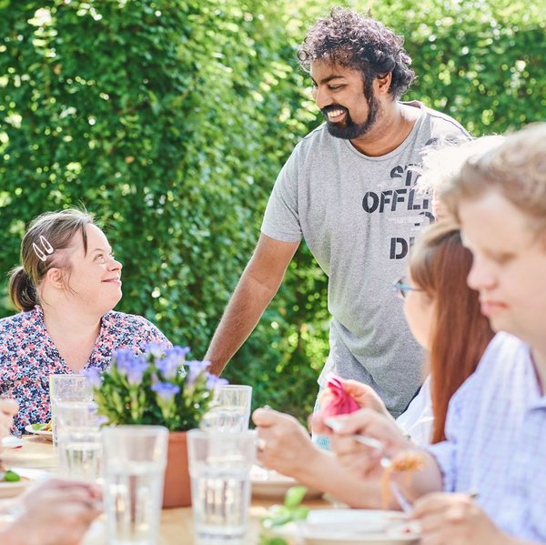 Mittagessen im Garten Eine Gruppe von Bewohner*innen beim Mittagessen im Garten