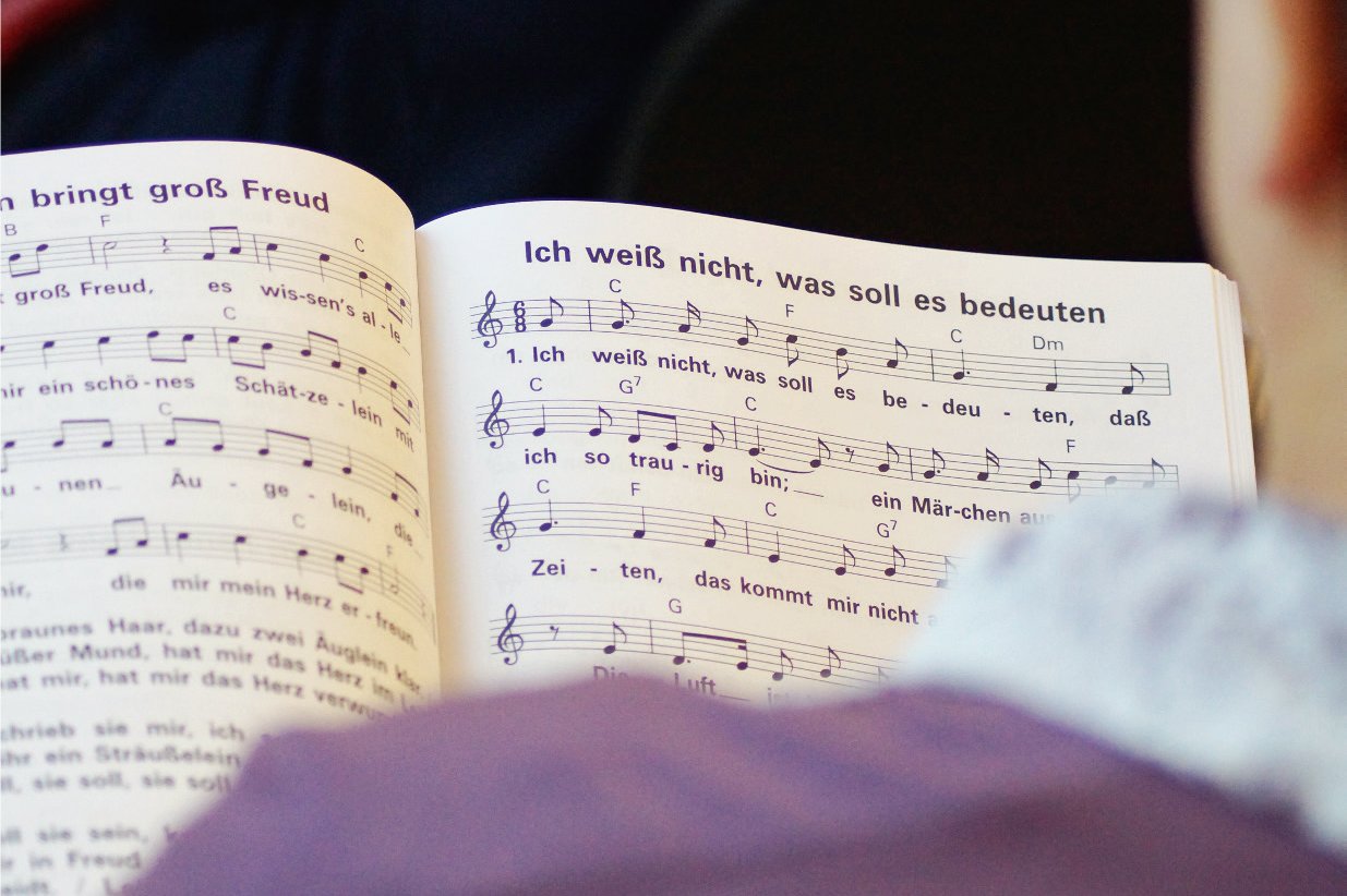 Singkreis aufgeschlagenes Liederbuch