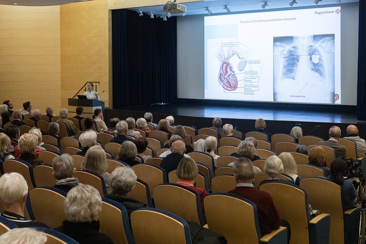 Augustinum Klinik Herzwochen Dr. Buiatti Der gut besuchte Theatersaal des Augustinum München-Neufriedenheim bei einem Vortrag der Oberärztin Dr. Buiatti