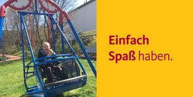 Eine Rollstuhl-Schaukel und daneben die Worte "Einfach Spaß haben"