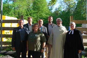 Grundsteinlegung in Oberschleißheim (v.l.) Dr. Christian Kranjčić, Landtagsabgeordneter Maximilian Böltl (CSU), Eva Materna, Bürgermeister Markus Böck, Andreas Adldinger, Michael Raz und Martina Buck.