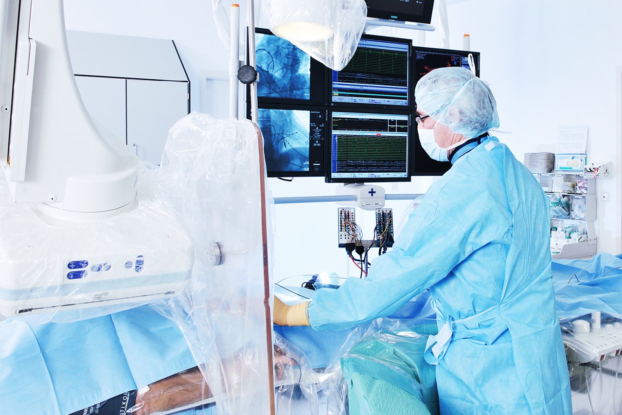 Das Bild eines Arztes bei der Durchführung eines Eingriff in der Herzklinik mit einem Link zur Herzklinik des LMU Klinikums in der Augustinum Klinik