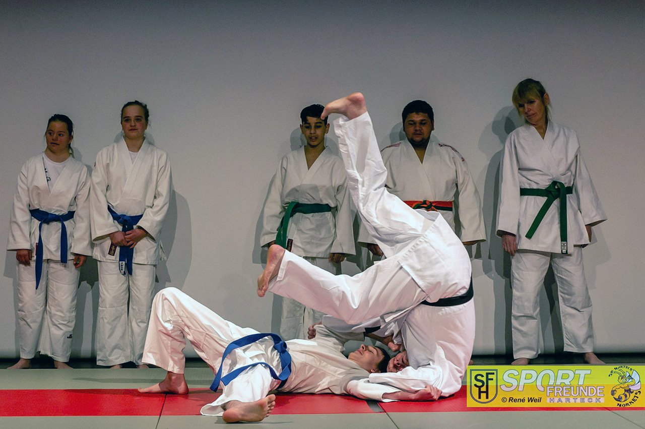 Vorführung der Judoka der Augustinum Tagesstätte in der BMW-Welt Judoka bei einer Wurftechnik