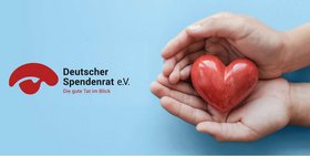 Zwei Hände halten ein Keramik-Herz, daneben die Worte "Deutscher Spendenrat e.V. Die gute Tat im Blick"