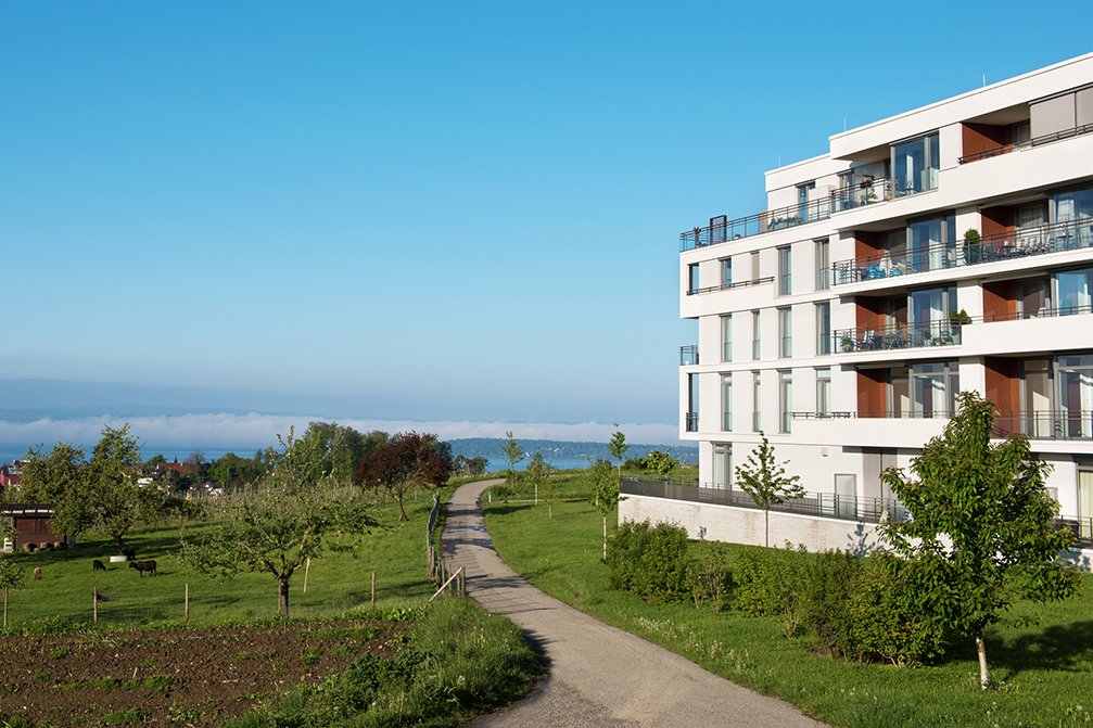 Von allen Wohnungen blicken Sie ins Grüne – und in den meisten Appartements können Sie die Aussicht auf den Bodensee genießen. Von allen Wohnungen blicken Sie ins Grüne – und in den meisten Appartements können Sie die Aussicht auf den Bodensee genießen.
