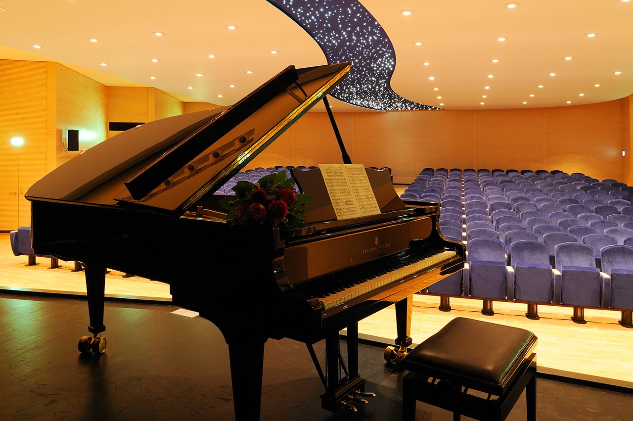Der Theatersaal des Augustinum München-Neufriedeheim ist zugleich Stadtteil-Kulturzentrum mit vielen öffentlichen Veranstaltungen. Der Theatersaal des Augustinum München-Neufriedeheim ist zugleich Stadtteil-Kulturzentrum mit vielen öffentlichen Veranstaltungen.