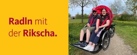 Zwei Frauen sitzen in einer Fahrradrikscha und freuen sich.