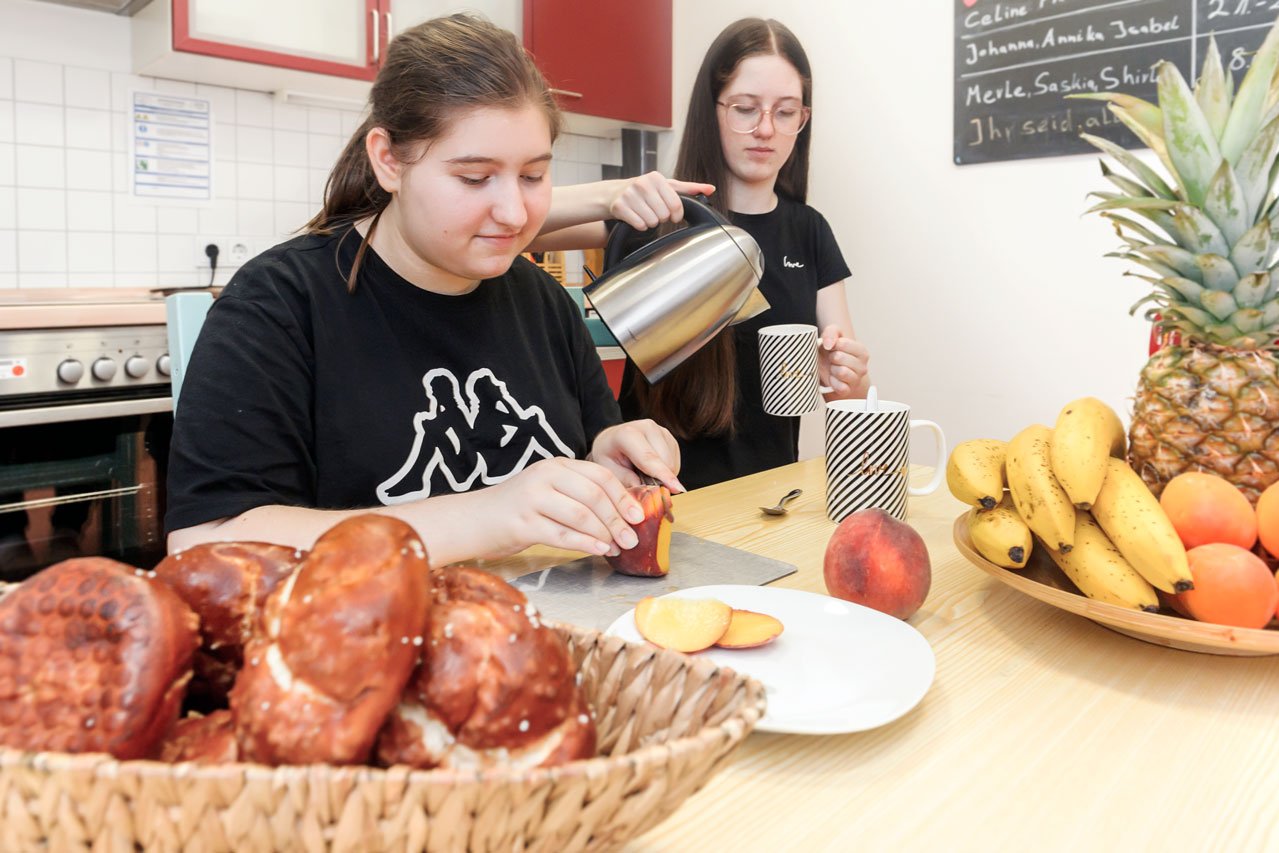 Zwei Schülerinnen in der Gemeinschaftsküche