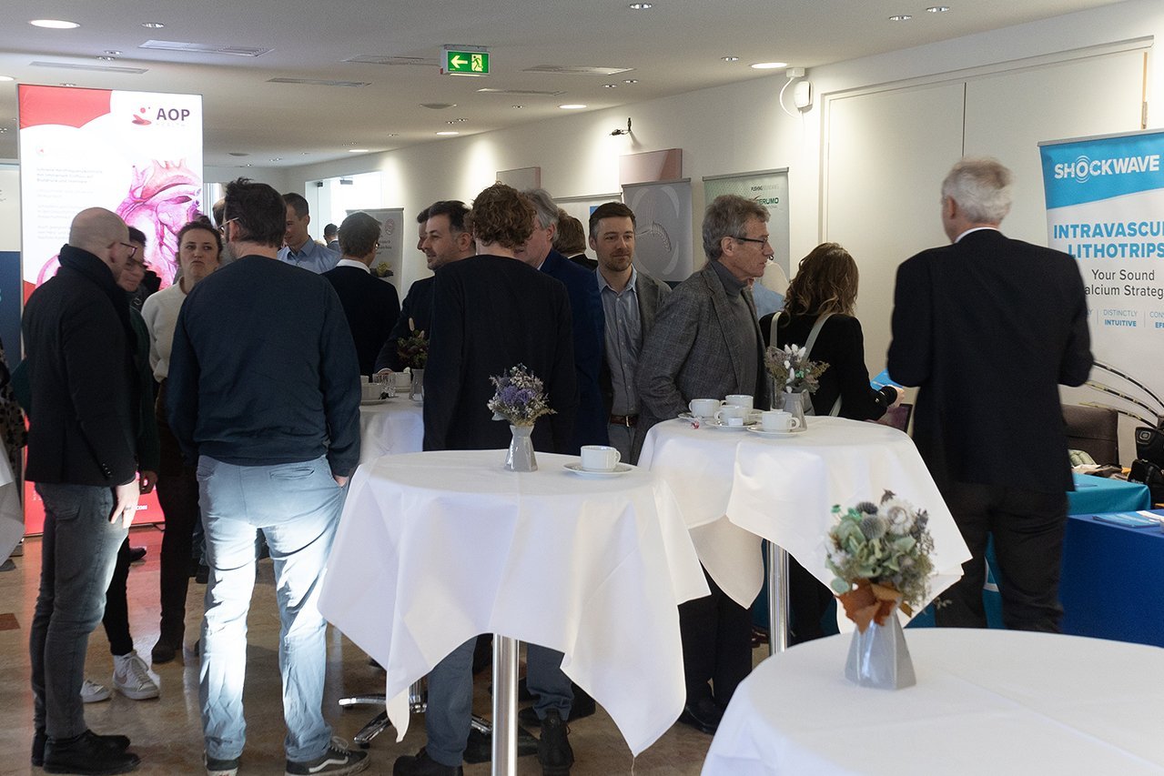 Augustinum Klinik Symposium Industrieausstellung Besucher*innen bei der Industrieausstellung mit kleinen Tischen und Aufstellern zu verschiedenen Unternehmen im Rahmen des Symposiums