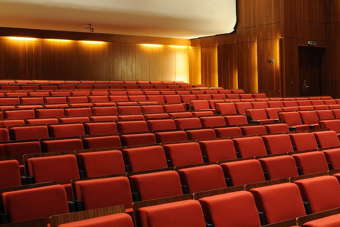 Die Veranstaltungen im Theatersaal werden von Bewohnern ebenso gern besucht wie von Gästen aus der Nachbarschaft. Leere Sitzreihen im Theatersaal