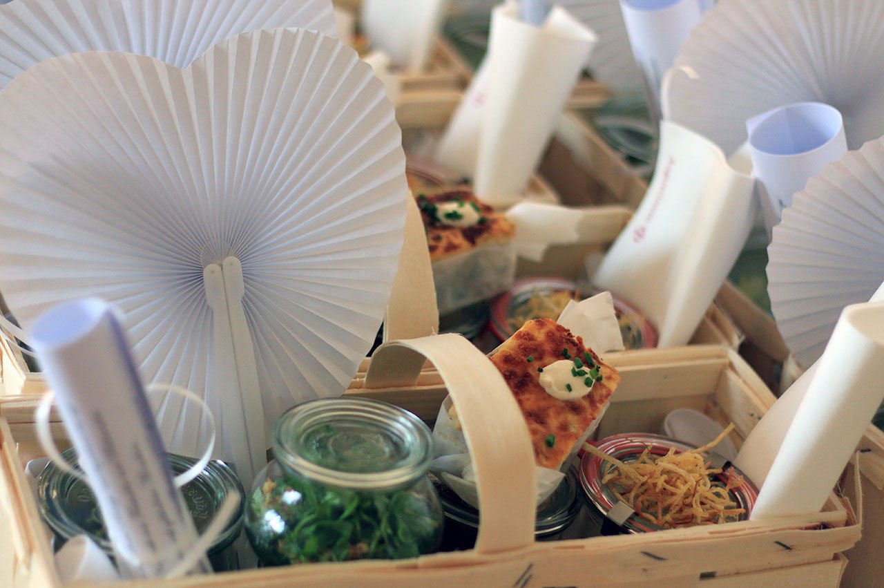 Bei Feiern und Festen zeigen Küche und Service, was sie können – hier zum Beispiel mit dem Lunchpaket für das jährliche Dîner en blanc. Bei Feiern und Festen zeigen Küche und Service, was sie können – hier zum Beispiel mit dem Lunchpaket für das jährliche Dîner en blanc.