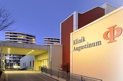 Auffahrt zum Haupteingang der Augustinum-Klinik
