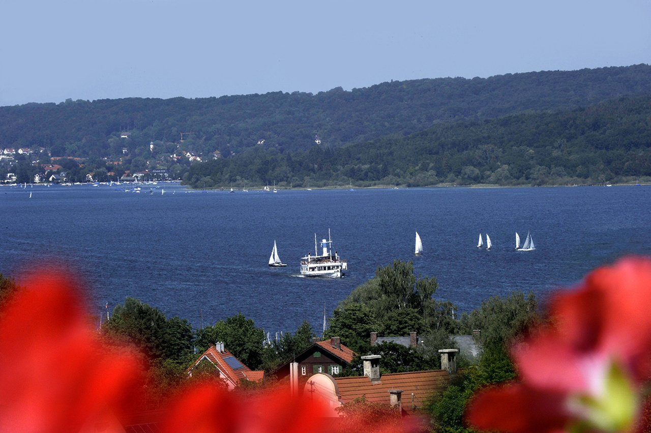 Von den für alle Bewohner zugänglichen Dachterrassen und von den Wohnungen in den oberen Stockwerken genießen Sie einen herrlichen Ausblick über den Ammersee.