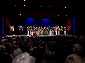 Chor auf der Theaterbühne des Augustinum Heidelberg