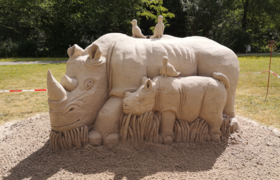 Nashorn aus Sand Nashorn, das aus Sand geformt wurde