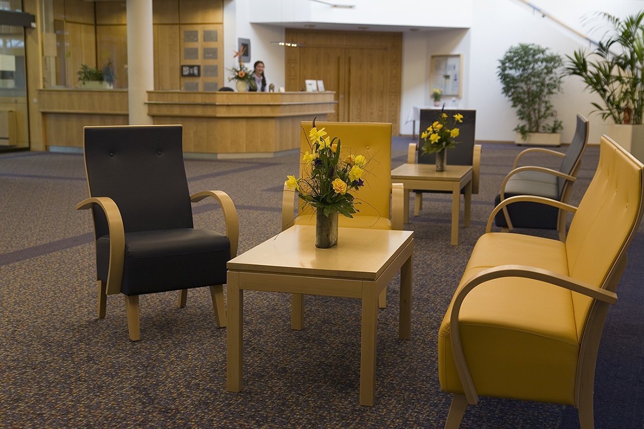 Der Empfang im Foyer ist rund um die Uhr mit hilfsbereiten Mitarbeitern besetzt.