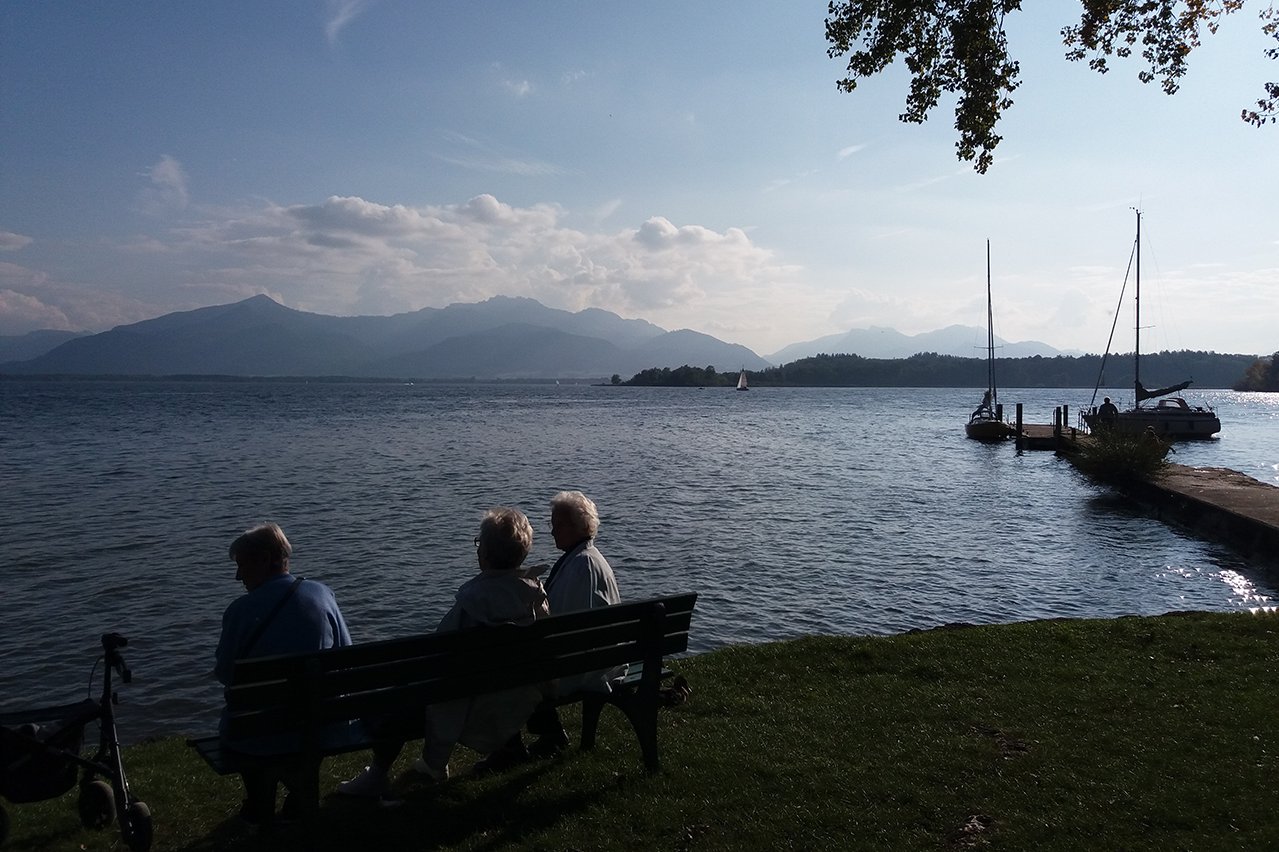 Die Ausflugsziele des Münchener Umlandes, hier der Chiemsee im Alpenvorland, aber auch die Alpen selbst liegen quasi vor der Haustür. Die Ausflugsziele des Münchener Umlandes, hier der Chiemsee, aber auch die Alpen selbst liegen quasi vor der Haustür.