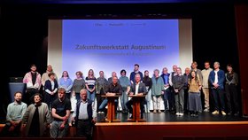 Mitglieder des Projekts gemeinsam auf der Bühne Mitglieder des Projekts gemeinsam auf der Bühne