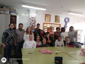 Ein Gruppenfoto von Schüler*innen und Lehrkräften der Otto-Steiner-Schule in einem Klassenzimmer