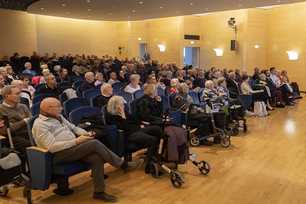 Augustinum Klinik Herzwochen Senior*innen sitzen im Theatersaal der Augustinum Seniorenresidenz München-Neufriedenheim