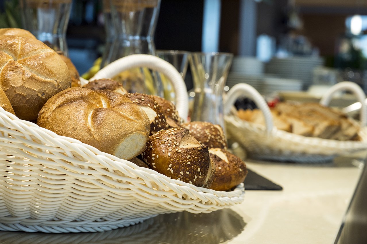Das reichhaltige Frühstücksbüfett direkt aus der Restaurantküche ist ein idealer Start in den Tag. Das reichhaltige Frühstücksbüfett direkt aus der Restaurantküche ist ein idealer Start in den Tag.