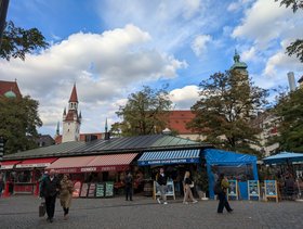 Marktstände und Passanten Marktstände und Passanten