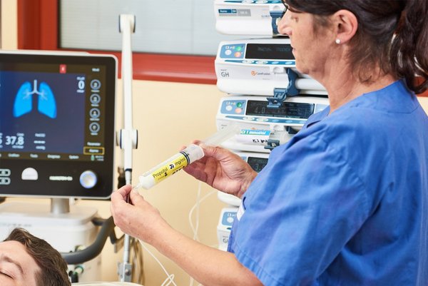 Eine Krankenschwester behandelt einen Patienten auf der Intensivstation