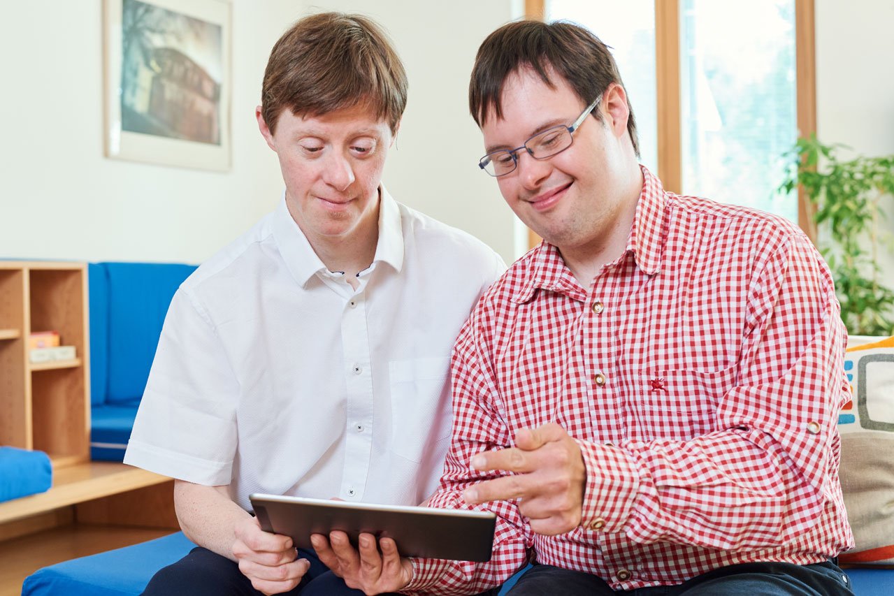 Bewohner mit Tablet Zwei Bewohner blicken auf ein Tablet