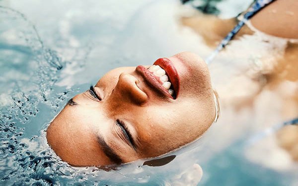Wellness: Gesicht einer Frau, die im Wasser liegt