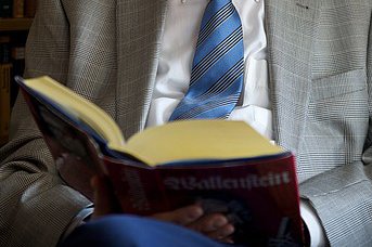 Gesprächskreis Literatur Aufgeschlagenes Buch auf einem Schoß liegend