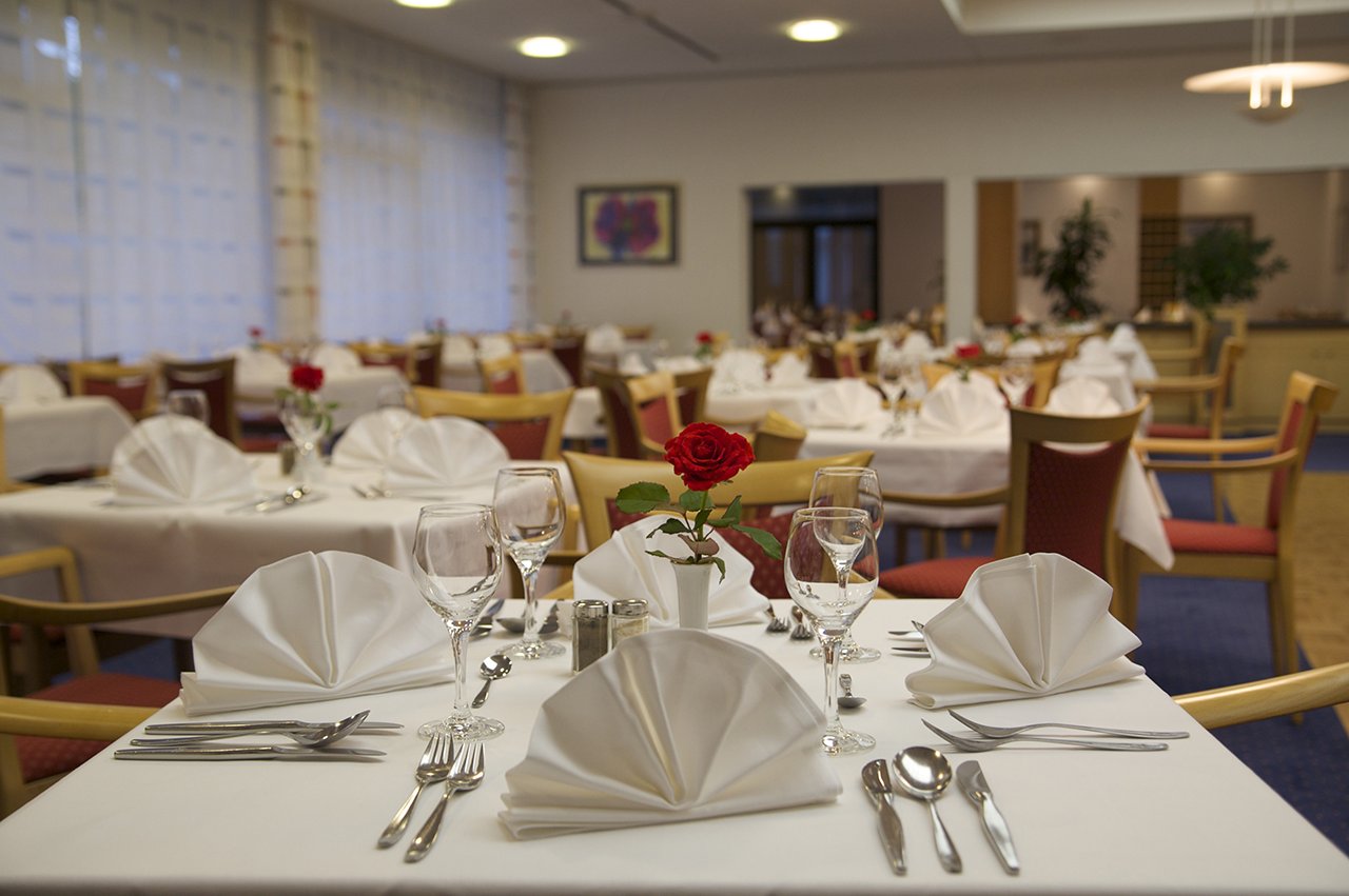 Im Restaurant treffen sich die Bewohner täglich und speisen auf dem Niveau gehobener Gastronomie.