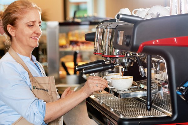 Das Vierundsiebzig Kaffee Eine Mitarbeiterin des Vierundsiebzig macht einen Kaffee