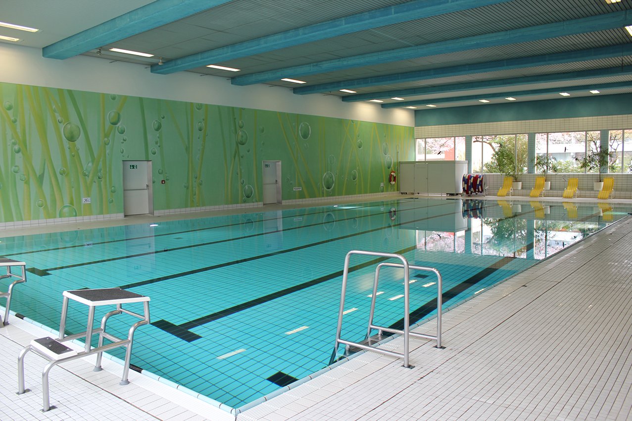 Ein 25-Meter-Becken im Schwimmbad