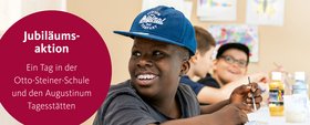 Ein glücklicher Junge im Malunterricht. Daneben stehen die Worte "Jubiläumsaktion: Ein Tag in der Otto-Steiner-Schule und den Augustinum Tagesstätten"