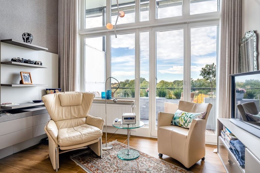 Wohnbereich Zwei Sessel im Wohnbereich einer Wohnung der Seniorenresidenz in Kleinmachnow