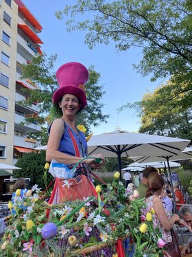 Augustinum Magazin Sommer, Sonne, Swing Stelzenläuferin in sommerlichem Kostüm