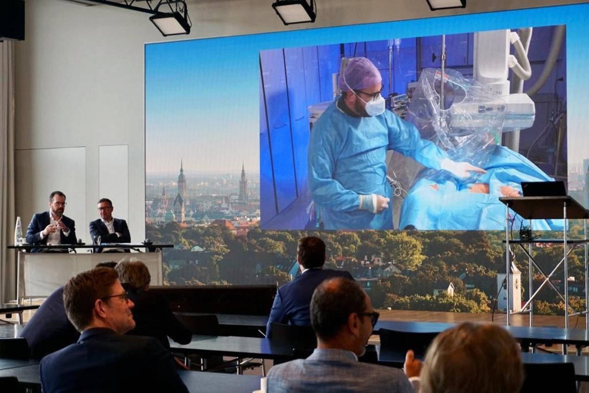 Augustinum Klinik TAVI 4 Prof. Dr. Husser erklärt anhand seiner Präsentation einen Fall aus der Augustinum Klinik