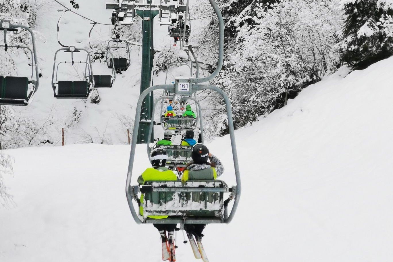 Augustinum Samuel-Heinicke-Realschule Wintersportwoche Skilift Mehrere Skilifte, in denen die Schüler*innen sitzen