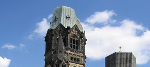 Kaiser-Wilhelm-Gedächtniskirche in Berlin Kirchturm und Himmel