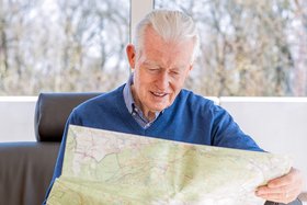 Augustinum Seniorenresidenz Bad Soden Peter Beiling Ein Senior hält eine Karte