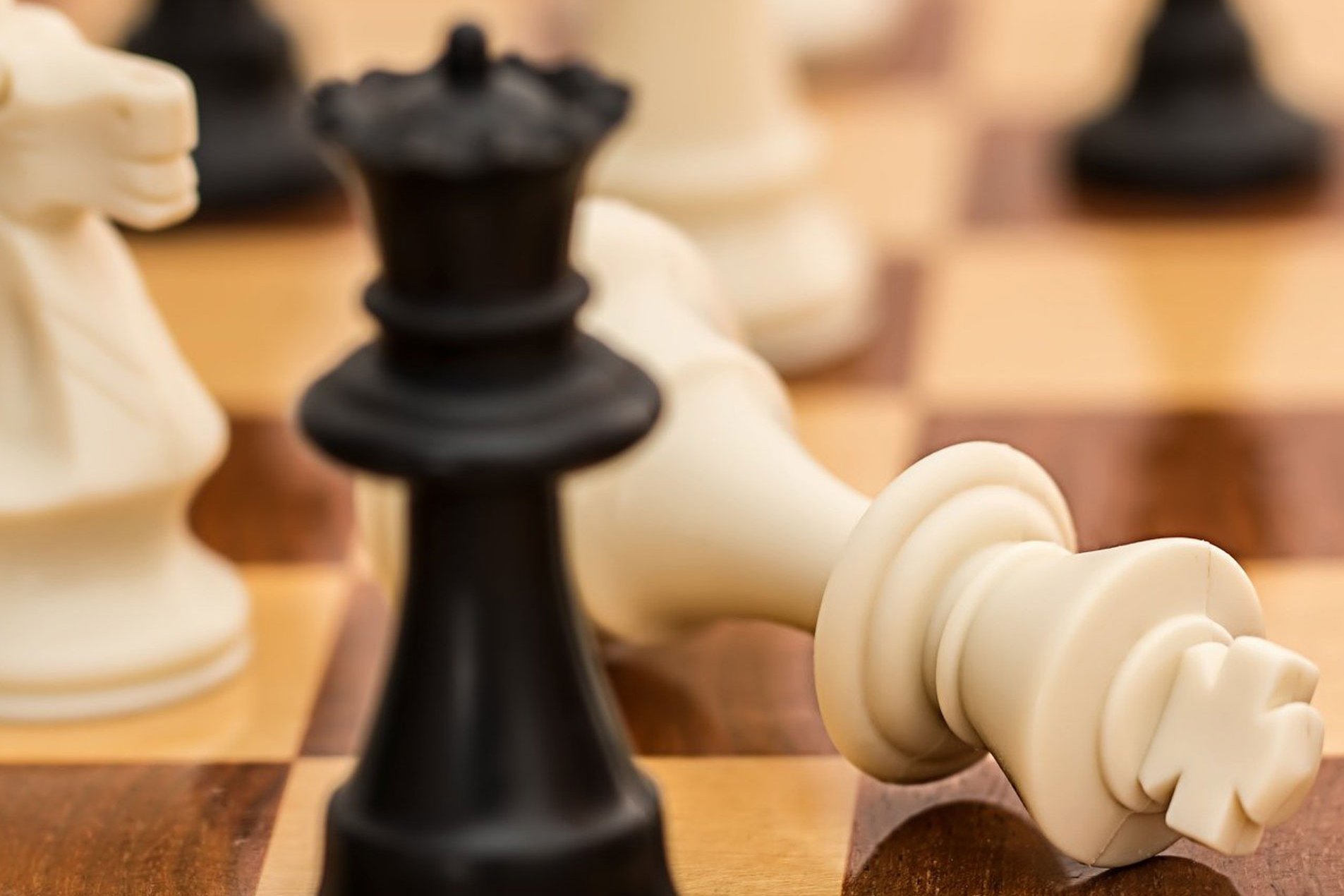 Schach Schachfiguren auf einem Schachbrett